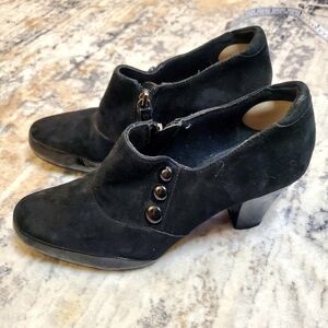 Clarks Artisan Black Suede Button Zip Ankle Booties Heels Size 8 EUC Victorian